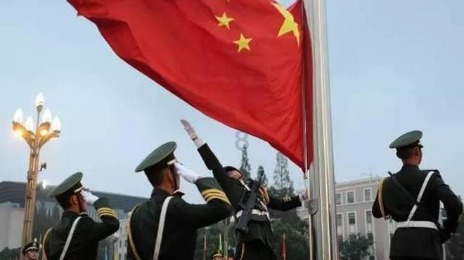 小哥占道经营存隐患，交警上前耐心“劝离”